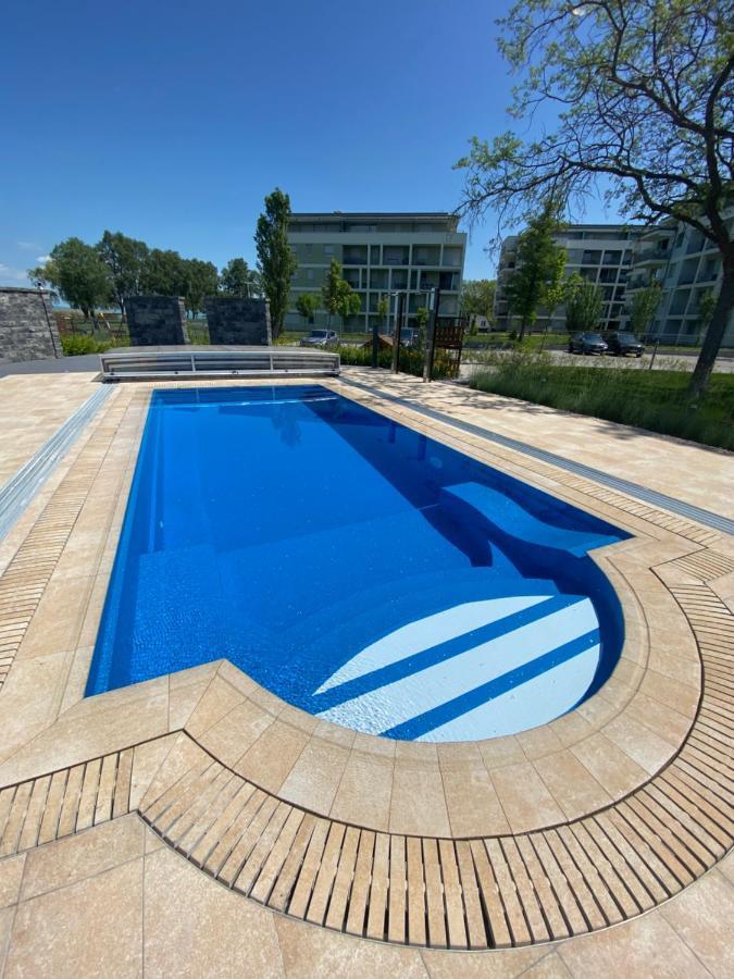 Clyde-Premium Lelle Waterfront Private Apartment Balatonlelle Buitenkant foto