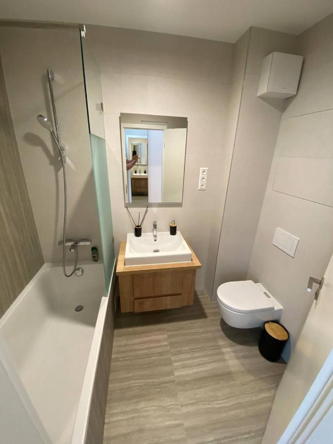Clyde-Premium Lelle Waterfront Private Apartment Balatonlelle Buitenkant foto