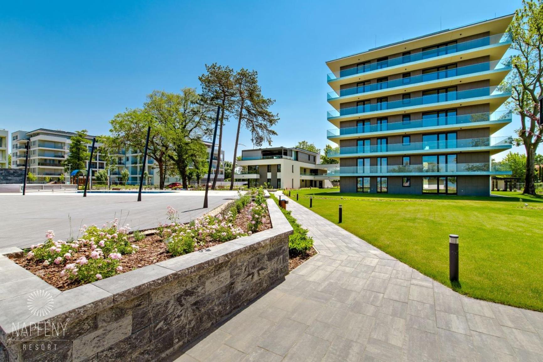 Clyde-Premium Lelle Waterfront Private Apartment Balatonlelle Buitenkant foto